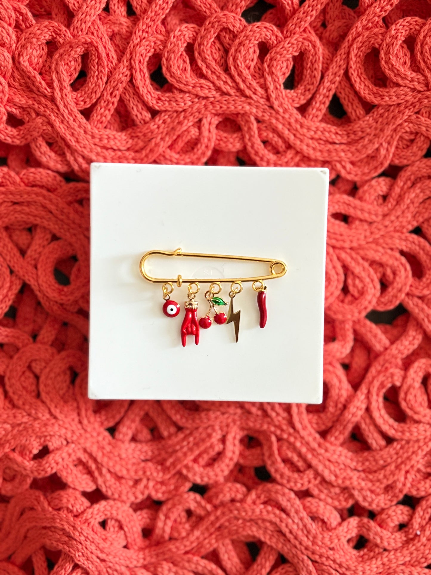 Broche Red Fever